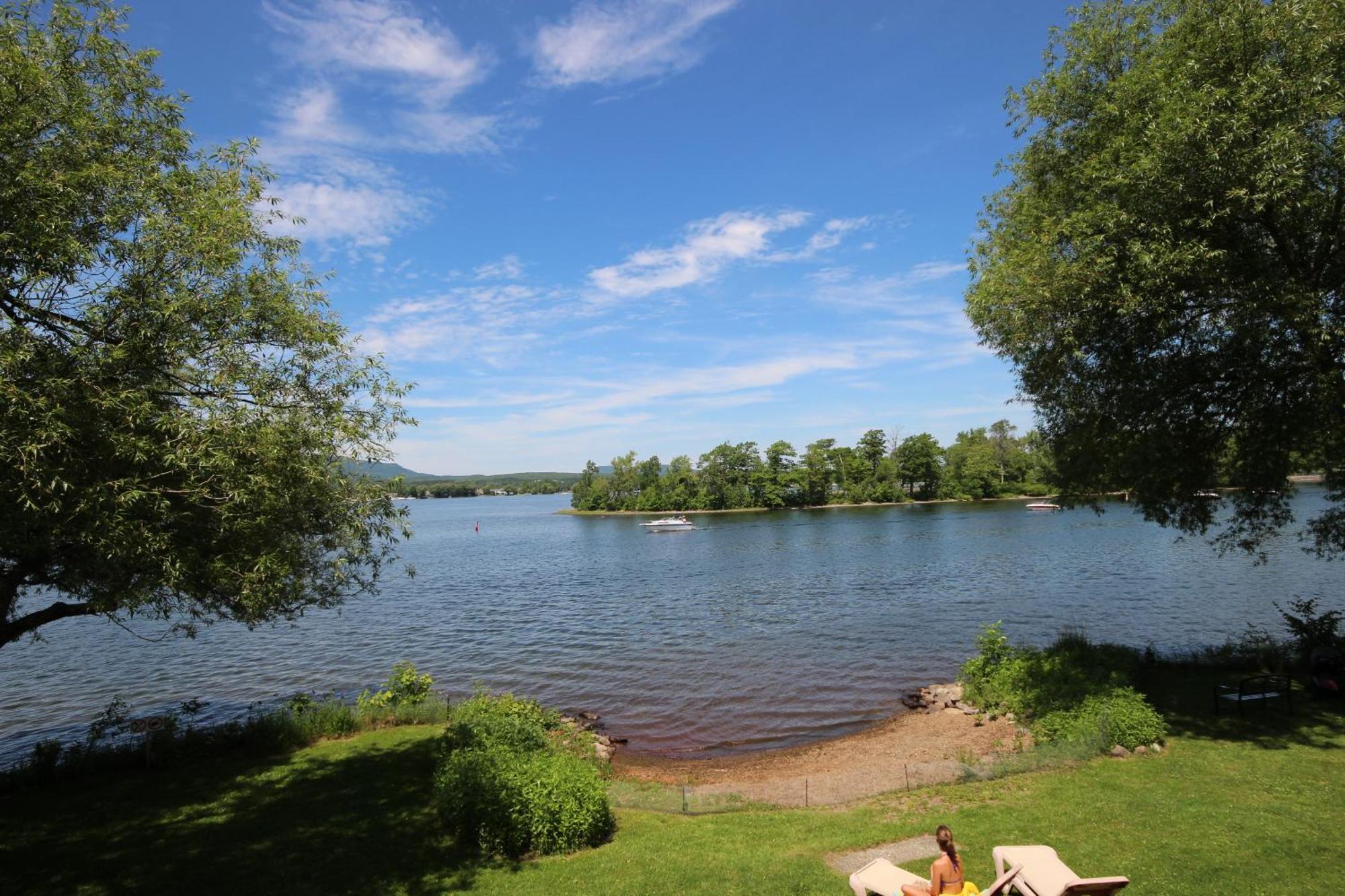 Location Tourisme Estrie - Oberge Du Village Magog Dış mekan fotoğraf